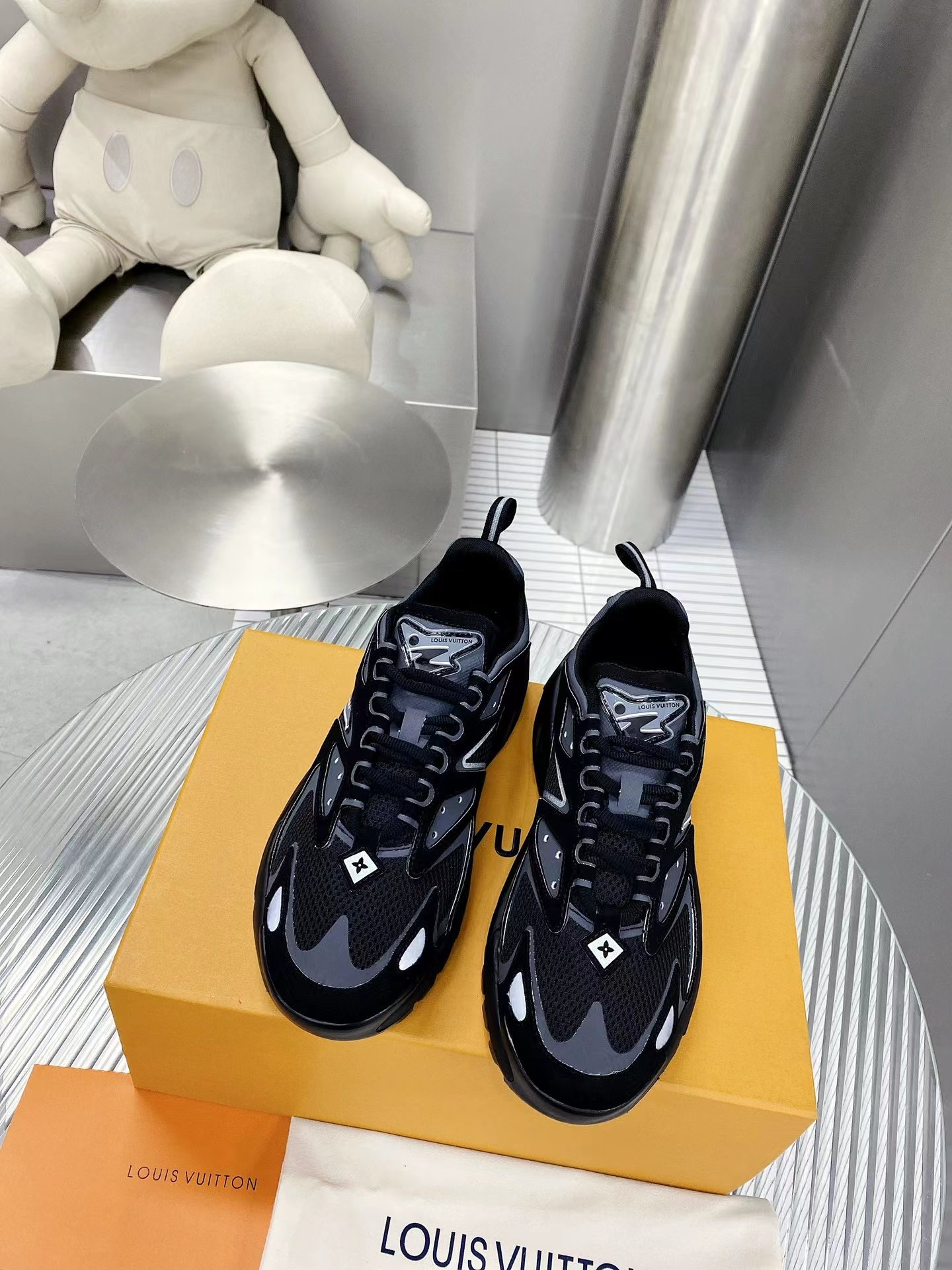 Louis Vuitton LV Runner Tatic Sneakers White Black Men's Size